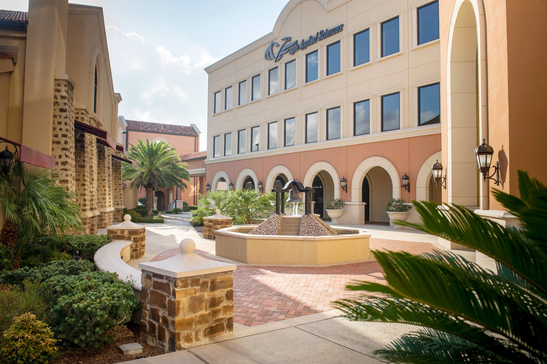 Plaza-Las-Campanas-2